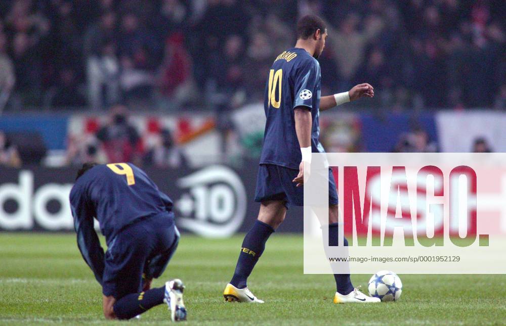 Adriano (re.) mit dem Ball, li. schnürt sich Julio Ricardo Cruz (beide Inter) die Schuhe - Fußball EC 1 Herren Champions League 2005 2006, Achtelfinale, FC Internazionale Mailand Gruppe Amsterdam