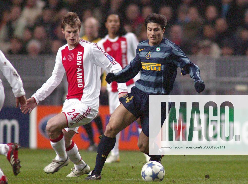 Javier Zanetti (Inter, re.) gegen Markus Rosenberg (Ajax) - Fußball EC 1 Herren Champions League 2005 2006, Achtelfinale, Ajax Amsterdam - FC Internazionale Mailand Gruppe Amsterdam Dynamik,