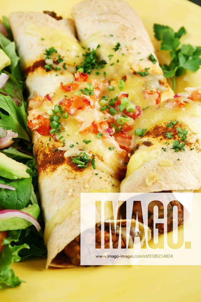 IMAGO Creative, Food, Enchiladas Beef and red kidney bean enchiladas with cheese and salad. , 8739870.jpg, enchiladas, beef, mexican food, red kidney beans, melted cheese, cheese, salad, tortillas, parsley, avocado, tomato, letteuce, diced, chopped, low calorie, low fat, healthy, delicious, dining, tasty, yummy, culinary, herbs, garnish, freshness, natural, meal, lunch, dinner, cooked, flavorsome, nutritious, vegetables, nourishing, diet, wholesome, appetizing, flavorful, gourmet,