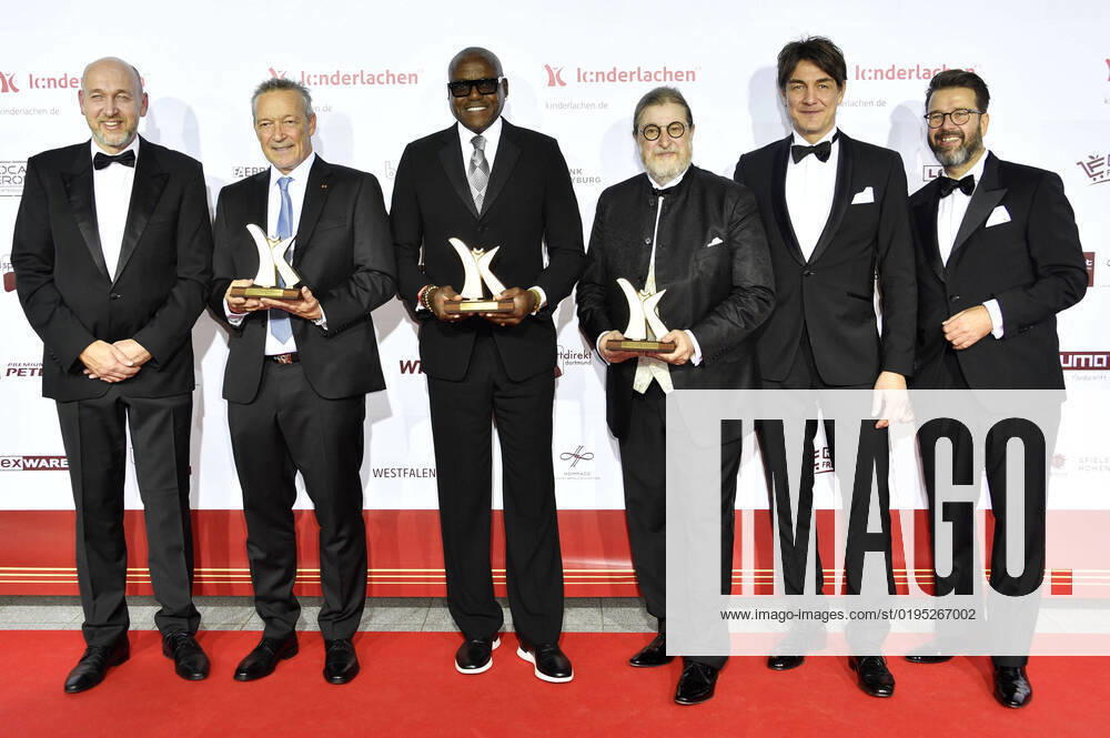 Christian Vosseler, Michael Roll, Carl Lewis, Dirk Iserlohe, Matze Knop and Marc Peine at the 18 Kinderlachen Gala 2022 in the Westfalenhalle Dortmund Dortmund, 26 11 2022 Foto:xN.xKubelkax xFuturexImage