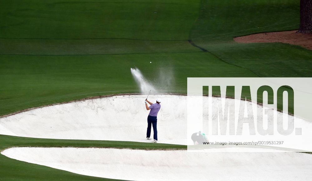 Augusta, GA, USA - JORDAN SPIETH hits from a bunker on the 8th hole during the second round of the Masters at Augusta National Golf Club in Augusta, Ga. Golf 2015 - Masters - Day Two - ZUMAm67_