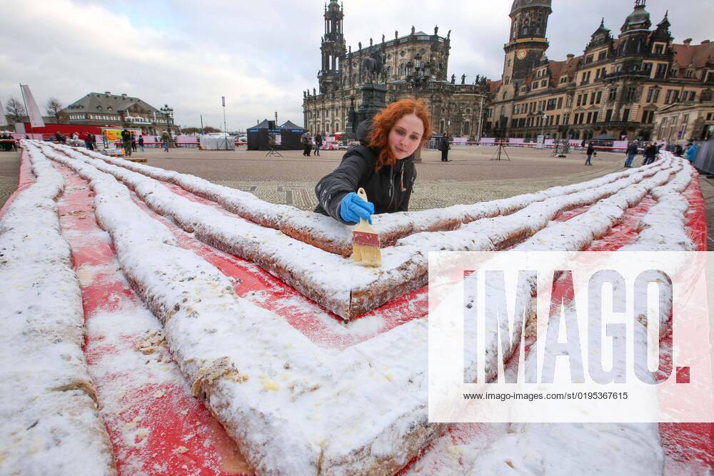 Bilder des Jahres, News 11 November Der groesste Stollen der Welt ist am 26.11.2022 auf dem Theaterplatz vor der Semperoper in Dresden praesentiert und verkauft worden (Foto vom 26.11.2022). Laut Abnahme des Rekordversuches durch das Rekord-Institut Deutschland brachte es das traditionelle Adventsgebaeck am Ende auf eine Laenge von mehr als 1.000 Metern. Hergestellt wurde der rund fuenf Tonnen schwere Striezel vor Hunderten von Zuschauern von der saechsischen Traditionsbaeckerei Emil Reimann, wie der Thueringer Verein Rekordteam als Veranstalter mitteilte. Die Herstellung von Riesenstollen und das Stollenfest haben eine lange Tradition in Dresden. Mit den Einnahmen soll ein sechsjaehriger Junge unterstuetzt werden, der an dem seltenen MED-13 L Syndrom leidet und Autist ist.