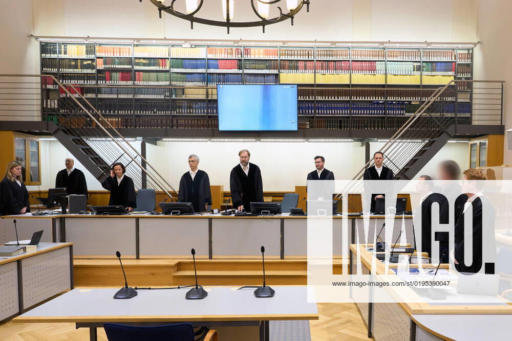 Judicial officials lead the defendant into the courtroom of the Higher Regional Court 31 years after an arson attack on a home for asylum seekers in Saarland, the defendant, now 51, is accused of committing an arson attack on a home for asylum seekers in Saarlouis in 1991. DSC03171
