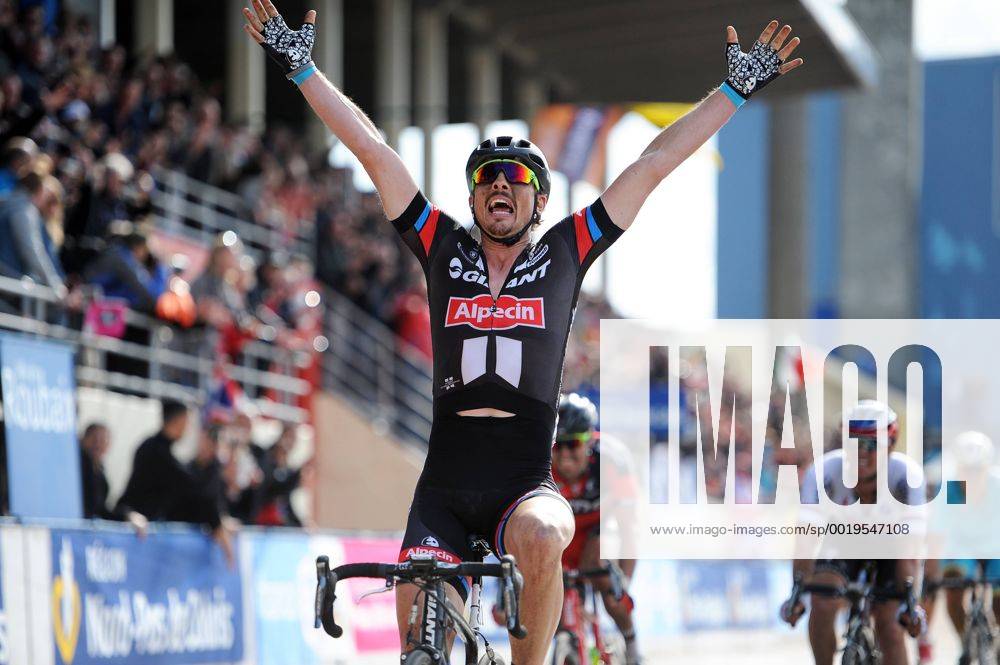 John DEGENKOLB ( GER Giant Alpecin ) gewinnt nach Mailand San Remo auch Paris Roubaix - Finish - Ziel - Jubel - Freude - Emotionen - Mimik - Gestik - Aktion - Rennszene - Querformat - quer - horizontal - Event Veranstaltung: Paris - Roubaix 2015 - Compiegne nach Roubaix Velodrome 000.0 km - Location Ort: Roubaix Velodrome - France - Frankreich - Europe - Europa - Date Datum: 12.04.2015