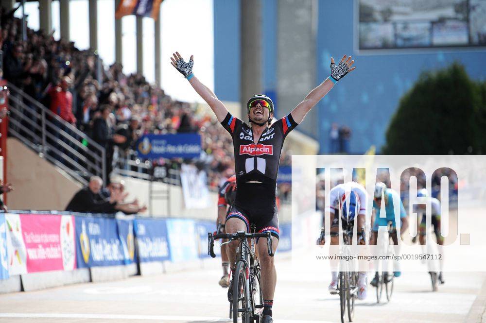John DEGENKOLB ( GER Giant Alpecin ) gewinnt nach Mailand San Remo auch Paris Roubaix - Finish - Ziel - Jubel - Freude - Emotionen - Mimik - Gestik - Aktion - Rennszene - Querformat - quer - horizontal - Event Veranstaltung: Paris - Roubaix 2015 - Compiegne nach Roubaix Velodrome 000.0 km - Location Ort: Roubaix Velodrome - France - Frankreich - Europe - Europa - Date Datum: 12.04.2015