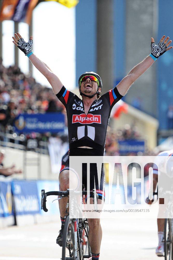 John DEGENKOLB ( GER Giant Alpecin ) gewinnt nach Mailand San Remo auch Paris Roubaix - Finish - Ziel - Jubel - Freude - Emotionen - Mimik - Gestik - Aktion - Rennszene - Hochformat - hoch - vertikal - Event Veranstaltung: Paris - Roubaix 2015 - Compiegne nach Roubaix Velodrome 000.0 km - Location Ort: Roubaix Velodrome - France - Frankreich - Europe - Europa - Date Datum: 12.04.2015