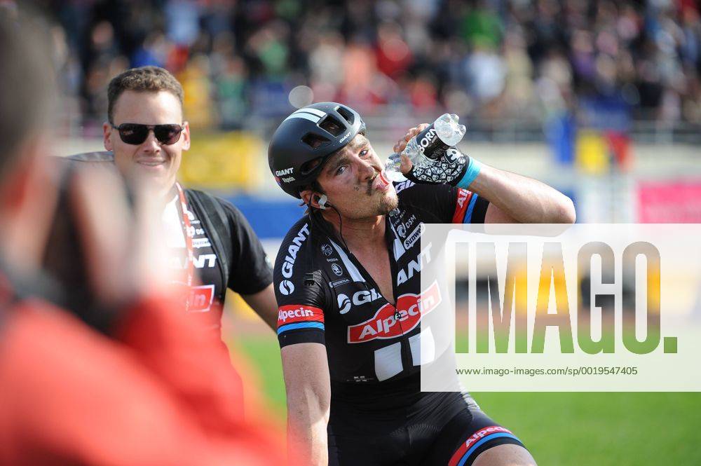 John DEGENKOLB ( GER Giant Alpecin ) nach dem Rennen erschoepft mit seinen Begleitern und Betreuern - Emotionen - Mimik - Gestik - Aktion - Rennszene - Querformat - quer - horizontal - Event Veranstaltung: Paris - Roubaix 2015 - Compiegne nach Roubaix Velodrome 000.0 km - Location Ort: Roubaix Velodrome - France - Frankreich - Europe - Europa - Date Datum: 12.04.2015