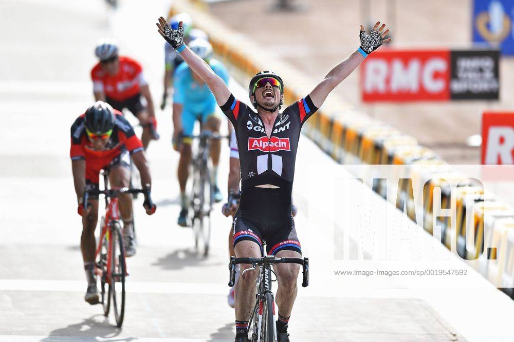 John DEGENKOLB ( GER Giant Alpecin ) gewinnt nach Mailand San Remo auch Paris Roubaix - Finish - Ziel - Jubel - Freude - Emotionen - Mimik - Gestik - Aktion - Rennszene - Querformat - quer - horizontal - Event Veranstaltung: Paris - Roubaix 2015 - Compiegne nach Roubaix Velodrome 000.0 km - Location Ort: Roubaix Velodrome - France - Frankreich - Europe - Europa - Date Datum: 12.04.2015