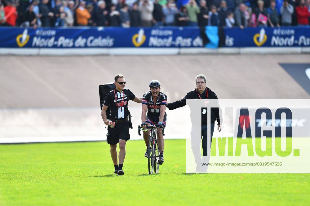 John DEGENKOLB ( GER Giant Alpecin ) nach dem Rennen erschoepft mit seinen Begleitern und Betreuern - Emotionen - Mimik - Gestik - Aktion - Rennszene - Querformat - quer - horizontal - Event Veranstaltung: Paris - Roubaix 2015 - Compiegne nach Roubaix Velodrome 000.0 km - Location Ort: Roubaix Velodrome - France - Frankreich - Europe - Europa - Date Datum: 12.04.2015