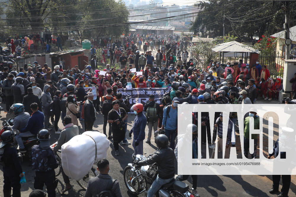 Bilder des Jahres, News 11 November November 29, 2022, Nepal: The slum-dwellers and landless squatters protest against the decision to remove the squatters settlement in Thapathali on Tuesday. .On Monday, the slum dwellers had fought against the the team of Kathmandu Metropolitan City that arrived to remove the squattersâ€⠢ settlement in Thapathali. The High-Powered Committee for Integrated Development of the Bagmati Civilization had issued a notice on November 11 stating that it had given 10 days time to remove the houses and other structures that are built illegally on the river banks. Nepal - ZUMAm204 20221129_zip_m204_001