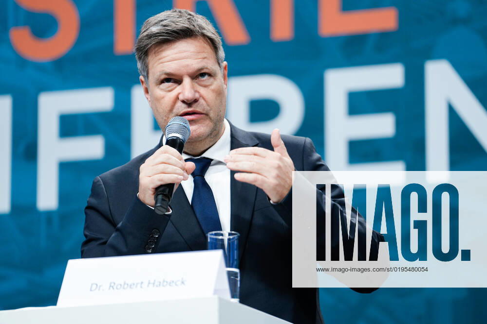 Industry Conference 2022 in Berlin Current, 29 11 2022, Berlin, Dr Robert Habeck, Federal Minister for Economic Affairs and Climate Protection in portrait at the press conference during the opening of the Industry Conference