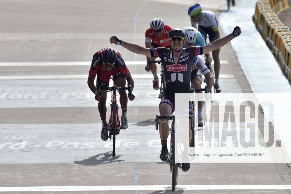 Degenkolb John of Giant - Alpecin wins before Stybar Zdenek of Etixx - Quick Step, Van Avermaet Greg of BMC Racing Team, Boom Lars of Astana, Elmiger Martin Schweiz of IAM Cycling and Keukeleire Jens of Orica Greenedge CYCLISME : Paris Roubaix - 12 04 2015 Photonews Panoramic
