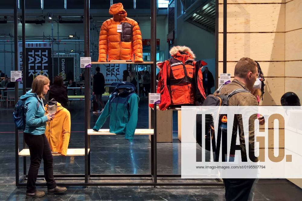 ISPO, the abbreviation stands for Internationale Fachmesse für Sportartikel und Sportmode Foto Messe Muenchen, Ispo 2022, Retro Ski Fashion bzw Outdoor Bekleidung