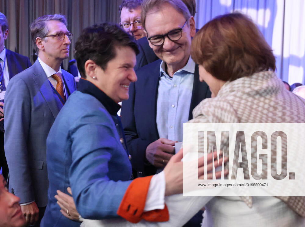 Habeck und Indstriekonferenz BDI und IG Metall 29.11.2022, Germany, Berlin,EUREF Campus, Indstriekonferenz 2022, Konferenz mit: Dr. Robert Habeck, Bundesminister für Wirtschaft und Klimaschutz Prof. Dr. Siegfried Russwurm, Präsident BDI Jörg Hofmann, Erster Vorsitzender der IG Metall hier Robert Habeck und BDI Russwurm, Zukunft des Industriestandortes Deutschland Chancen und Herausforderungen der Transformation der Industrie Panelgäste werden sein: Kerstin Andreae, Vorsitzende der Hauptgeschäftsführung des bdew Thierry Breton, EU-Kommissar für den Binnenmarkt Dr. Robert Habeck, Bundesminister für Wirtschaft und Klimaschutz Jörg Hofmann, Erster Vorsitzender der IG Metall Prof. Dr. Siegfried Russwurm, Präsident des BDI, hier BDI Praesiden