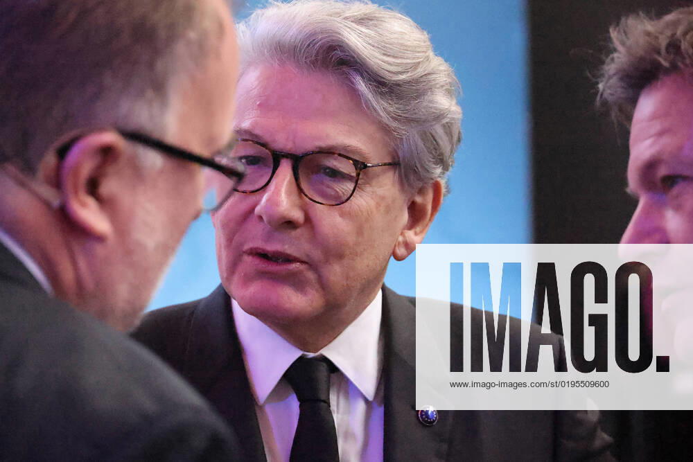 Habeck und Indstriekonferenz BDI und IG Metall 29.11.2022, Germany, Berlin,EUREF Campus, Indstriekonferenz 2022, Konferenz mit: Dr. Robert Habeck, Bundesminister für Wirtschaft und Klimaschutz Prof. Dr. Siegfried Russwurm, Präsident BDI Jörg Hofmann, Erster Vorsitzender der IG Metall hier Robert Habeck und BDI Russwurm, Zukunft des Industriestandortes Deutschland Chancen und Herausforderungen der Transformation der Industrie Panelgäste werden sein: Kerstin Andreae, Vorsitzende der Hauptgeschäftsführung des bdew Thierry Breton, EU-Kommissar für den Binnenmarkt Dr. Robert Habeck, Bundesminister für Wirtschaft und Klimaschutz Jörg Hofmann, Erster Vorsitzender der IG Metall Prof. Dr. Siegfried Russwurm, Präsident des BDI (c) Frank Ossenbrin