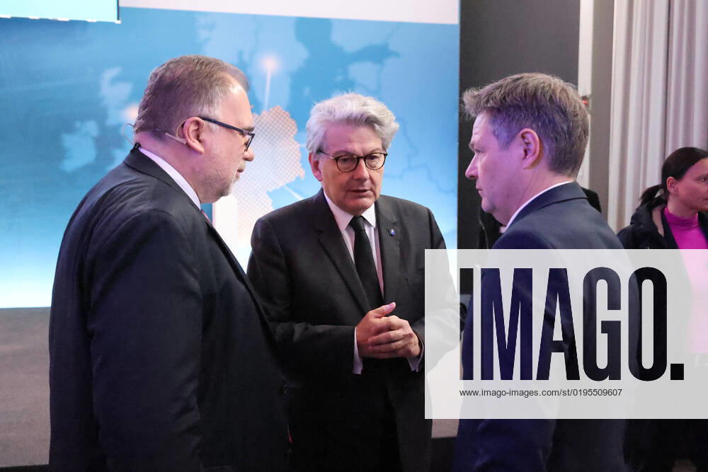 Habeck und Indstriekonferenz BDI und IG Metall 29.11.2022, Germany, Berlin,EUREF Campus, Indstriekonferenz 2022, Konferenz mit: Dr. Robert Habeck, Bundesminister für Wirtschaft und Klimaschutz Prof. Dr. Siegfried Russwurm, Präsident BDI Jörg Hofmann, Erster Vorsitzender der IG Metall hier Robert Habeck und BDI Russwurm, Zukunft des Industriestandortes Deutschland Chancen und Herausforderungen der Transformation der Industrie Panelgäste werden sein: Kerstin Andreae, Vorsitzende der Hauptgeschäftsführung des bdew Thierry Breton, EU-Kommissar für den Binnenmarkt Dr. Robert Habeck, Bundesminister für Wirtschaft und Klimaschutz Jörg Hofmann, Erster Vorsitzender der IG Metall Prof. Dr. Siegfried Russwurm, Präsident des BDI (c) Frank Ossenbrin