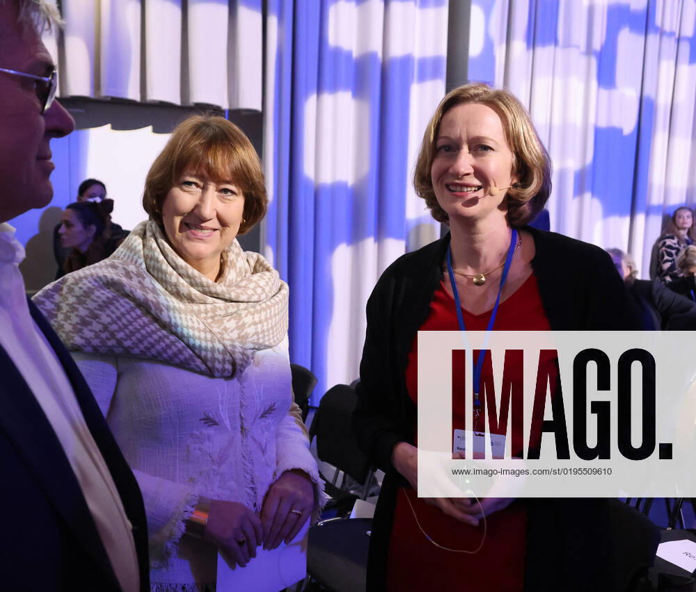 Habeck und Indstriekonferenz BDI und IG Metall 29.11.2022, Germany, Berlin,EUREF Campus, Indstriekonferenz 2022, Konferenz mit: Dr. Robert Habeck, Bundesminister für Wirtschaft und Klimaschutz Prof. Dr. Siegfried Russwurm, Präsident BDI Jörg Hofmann, Erster Vorsitzender der IG Metall hier Robert Habeck und BDI Russwurm, Zukunft des Industriestandortes Deutschland Chancen und Herausforderungen der Transformation der Industrie Panelgäste werden sein: Kerstin Andreae, Vorsitzende der Hauptgeschäftsführung des bdew Thierry Breton, EU-Kommissar für den Binnenmarkt Dr. Robert Habeck, Bundesminister für Wirtschaft und Klimaschutz Jörg Hofmann, Erster Vorsitzender der IG Metall Prof. Dr. Siegfried Russwurm, Präsident des BDI, hier BDI Praesiden
