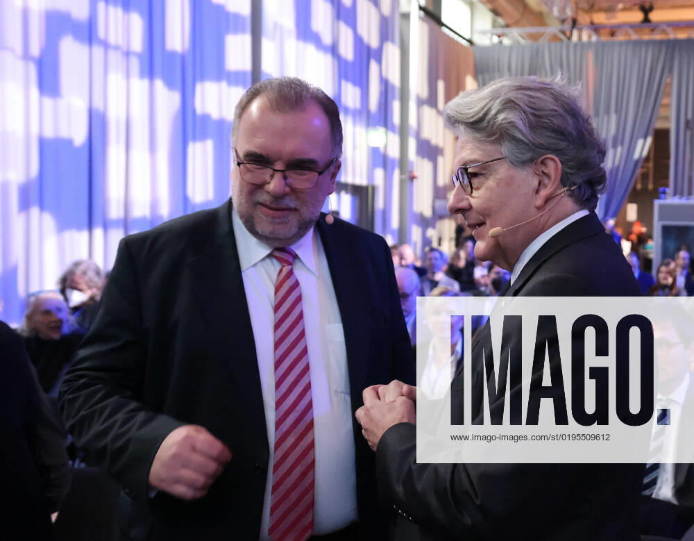 Habeck und Indstriekonferenz BDI und IG Metall 29.11.2022, Germany, Berlin,EUREF Campus, Indstriekonferenz 2022, Konferenz mit: Dr. Robert Habeck, Bundesminister für Wirtschaft und Klimaschutz Prof. Dr. Siegfried Russwurm, Präsident BDI Jörg Hofmann, Erster Vorsitzender der IG Metall hier Robert Habeck und BDI Russwurm, Zukunft des Industriestandortes Deutschland Chancen und Herausforderungen der Transformation der Industrie Panelgäste werden sein: Kerstin Andreae, Vorsitzende der Hauptgeschäftsführung des bdew Thierry Breton, EU-Kommissar für den Binnenmarkt Dr. Robert Habeck, Bundesminister für Wirtschaft und Klimaschutz Jörg Hofmann, Erster Vorsitzender der IG Metall Prof. Dr. Siegfried Russwurm, Präsident des BDI, hier BDI Praesiden
