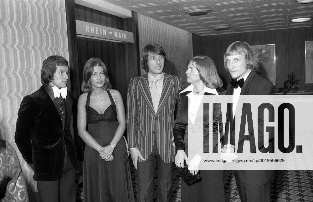 DFB Weihnachtsfeier 1973 - Sänger Udo Jürgens (Österreich) zwischen Jupp Heynckes mit Frau Iris und Torwart Wolfgang Kleff mit Frau Dorothee (beide BR Deutschland)