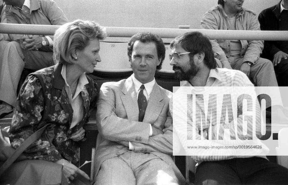 FC Bayern München - Hamburger SV: Franz Beckenbauer (mi.) neben seiner Lebensgefährtin Diana Sandmann und Gerd Müller (alle BR Deutschland) auf der Tribüne