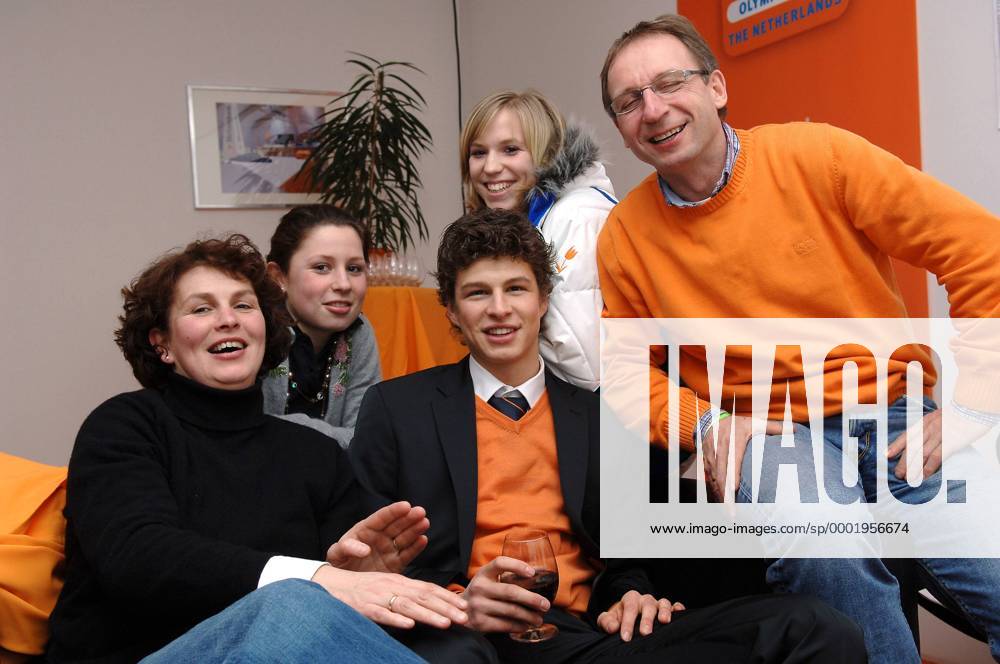 Die Familie von Sven Kramer (Mitte), v.li.: Mutter Ellie, Schwester Brecht, Freundin Annette Gerritsen und Vater Yep (alle Niederlande) - Eisschnellauf OS Winter Herren Olympische Spiele Turin 2006, Winterspiele, 5000m, 5000 m, Meter Gruppe Turin