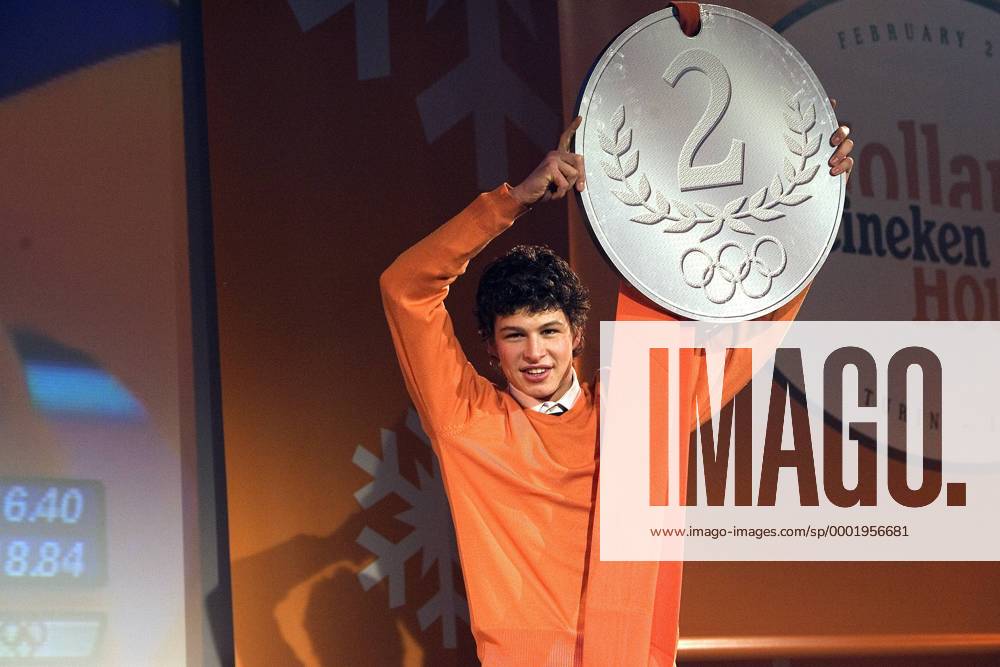 Sven Kramer (Niederlande) im Holländischen Haus mit einer riesigen Silbermedaille für seinen zweiten Platz über 5000m bei den Olympischen Spielen 2006 - Eisschnellauf OS Winter Herren Olympische Spiele Turin 2006, Winterspiele, 5000m, 5000 m, Meter Einzelbild Turin