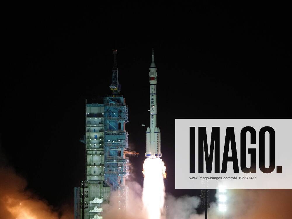 (221129) -- JIUQUAN, Nov. 29, 2022 -- The manned spaceship Shenzhou-15, atop the Long March-2F Y15 carrier rocket, blasts off from the Jiuquan Satellite Launch Center in northwest China, Nov. 29, 2022. About 10 minutes after the launch, Shenzhou-15 separated from the rocket and entered its designated orbit. The crew members are in good shape and the launch is a complete success. The success of the launch marks the completion of all 12 launch missions planned in the key technology verification and construction phases of the space station. ) (EyesonSci)CHINA-SHENZHOU-15-LAUNCH (CN) LixGang