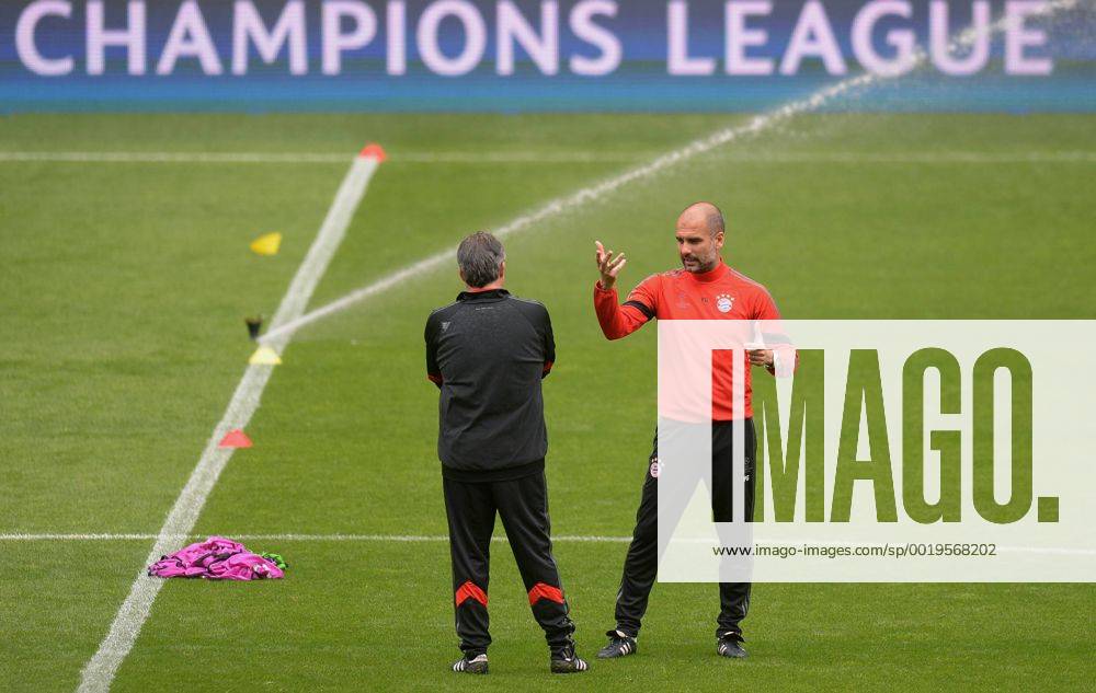 FUSSBALL CHAMPIONS LEAGUE SAISON 2014 2015 VIERTELFINAL HINSPIEL FC Porto - FC Bayern Muenchen 14.03.2015 Abschlusstraining FC Bayern Muenchen im Stadion Dragao; Trainer Pep Guardiola (re) und Co-Trainer Domenec Torrent