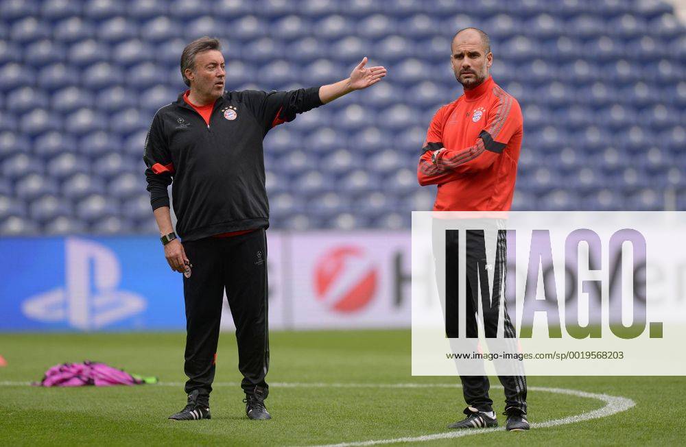 FUSSBALL CHAMPIONS LEAGUE SAISON 2014 2015 VIERTELFINAL HINSPIEL FC Porto - FC Bayern Muenchen 14.03.2015 Abschlusstraining FC Bayern Muenchen im Stadion Dragao; Trainer Pep Guardiola (re) und Co-Trainer Domenec Torrent