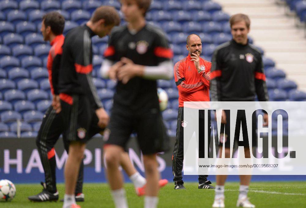 FUSSBALL CHAMPIONS LEAGUE SAISON 2014 2015 VIERTELFINAL HINSPIEL FC Porto - FC Bayern Muenchen 14.03.2015 Abschlusstraining FC Bayern Muenchen im Stadion Dragao; Trainer Pep Guardiola nachdenklich