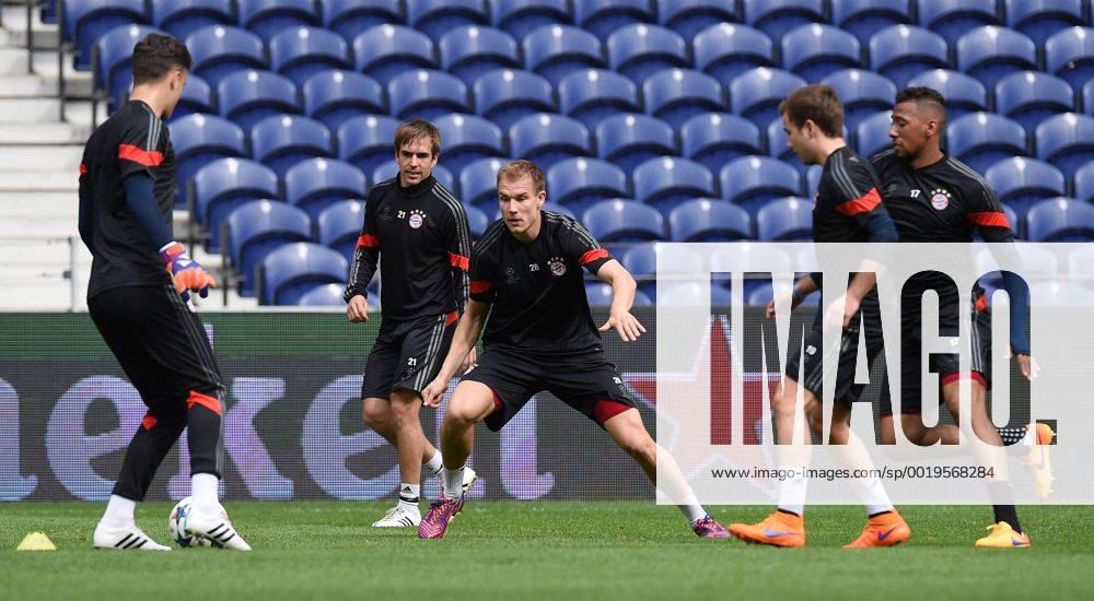 FUSSBALL CHAMPIONS LEAGUE SAISON 2014 2015 VIERTELFINAL HINSPIEL FC Porto - FC Bayern Muenchen 14.03.2015 Abschlusstraining FC Bayern Muenchen im Stadion Dragao; Ivan Lucic, Philipp Lahm, Holger Badstuber, Mario Goetze und Jerome Boateng (v.li.)
