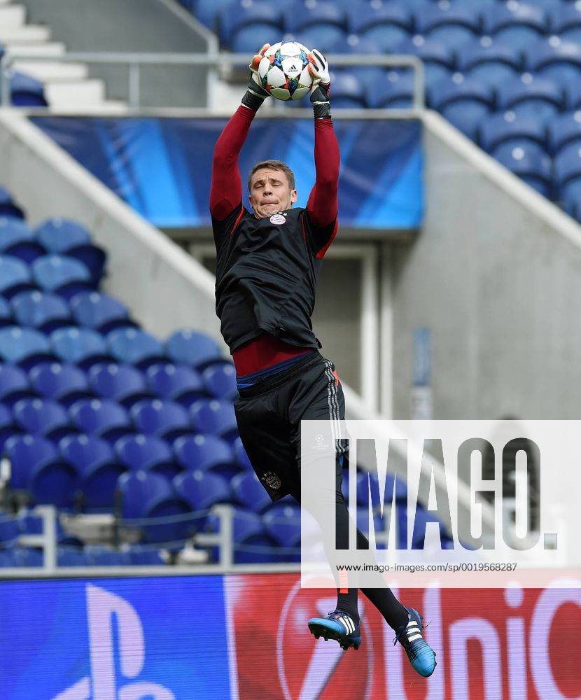 FUSSBALL CHAMPIONS LEAGUE SAISON 2014 2015 VIERTELFINAL HINSPIEL FC Porto - FC Bayern Muenchen 14.03.2015 Abschlusstraining FC Bayern Muenchen im Stadion Dragao; Torwart Manuel Neuer mit Ball