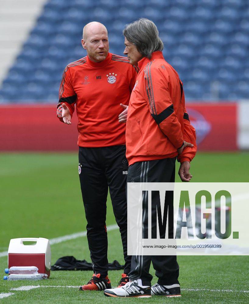 FUSSBALL CHAMPIONS LEAGUE SAISON 2014 2015 VIERTELFINAL HINSPIEL FC Porto - FC Bayern Muenchen 14.03.2015 Abschlusstraining FC Bayern Muenchen im Stadion Dragao; Sportvorstand Matthias Sammer (li) im Gespraech mit Mannschaftsarzt Hans-Wilhelm Mueller-Wohlfahrt (re)