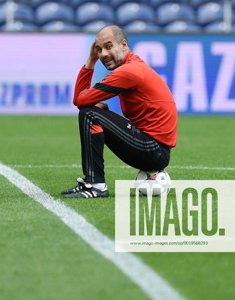 FUSSBALL CHAMPIONS LEAGUE SAISON 2014 2015 VIERTELFINAL HINSPIEL FC Porto - FC Bayern Muenchen 14.03.2015 Abschlusstraining FC Bayern Muenchen im Stadion Dragao; Trainer Pep Guardiola sitzt nachdenklich auf dem Ball
