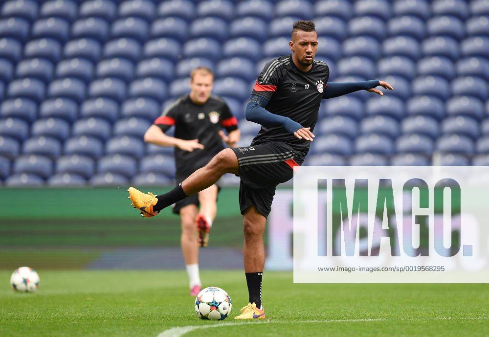 FUSSBALL CHAMPIONS LEAGUE SAISON 2014 2015 VIERTELFINAL HINSPIEL FC Porto - FC Bayern Muenchen 14.03.2015 Abschlusstraining FC Bayern Muenchen im Stadion Dragao; Jerome Boateng bei Dehnuebungen