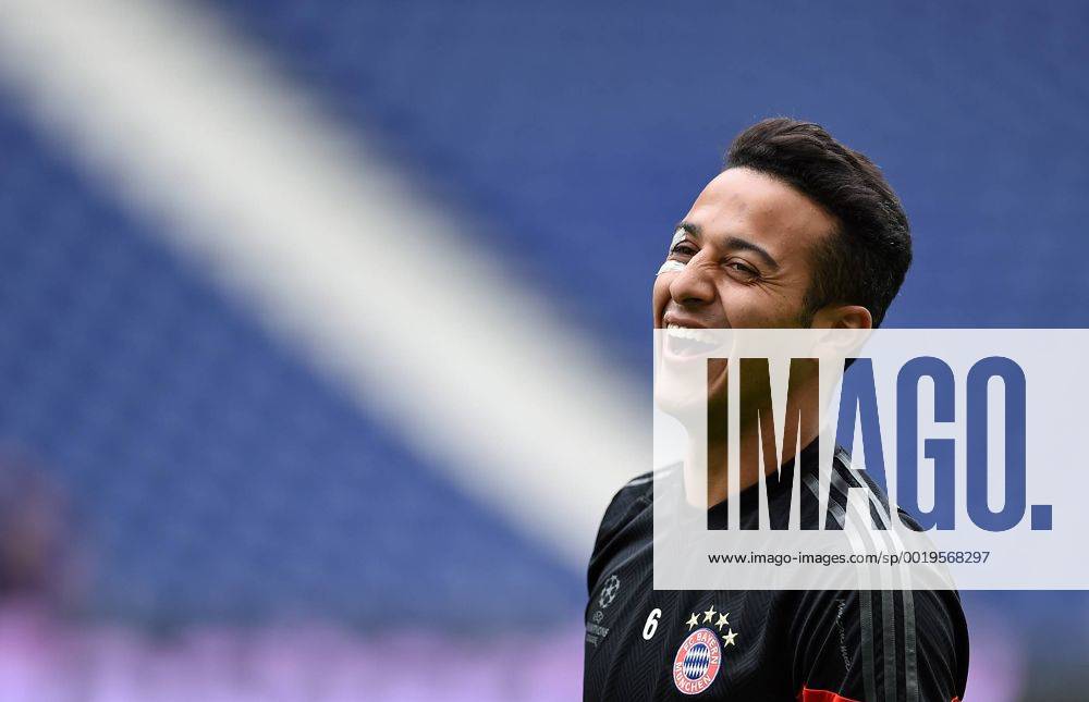 FUSSBALL CHAMPIONS LEAGUE SAISON 2014 2015 VIERTELFINAL HINSPIEL FC Porto - FC Bayern Muenchen 14.03.2015 Abschlusstraining FC Bayern Muenchen im Stadion Dragao; Thiago Alcantara mit Pflaster am Auge