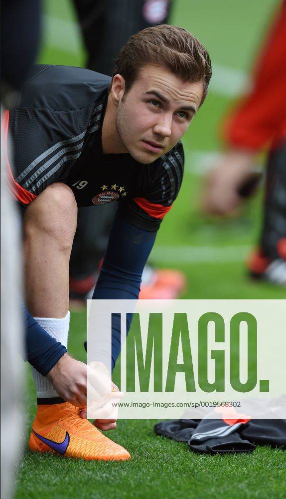 FUSSBALL CHAMPIONS LEAGUE SAISON 2014 2015 VIERTELFINAL HINSPIEL FC Porto - FC Bayern Muenchen 14.03.2015 Abschlusstraining FC Bayern Muenchen im Stadion Dragao; Mario Goetze bindet sich die Schuhe