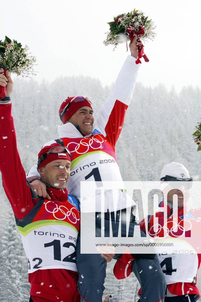 Olympiasieger Michael Greis (Deutschland, Mitte) jubelt während der Siegerehrung auf den Armen von Tomasz Sikora (Polen, li.) und Ole Einar Björndalen (Norwegen) Biathlon OS Winter Herren Olympische Spiele Turin 2006, Winterspiele, 15km, 15 km, Massenstart Gruppe Cesana San Sicario Freude,