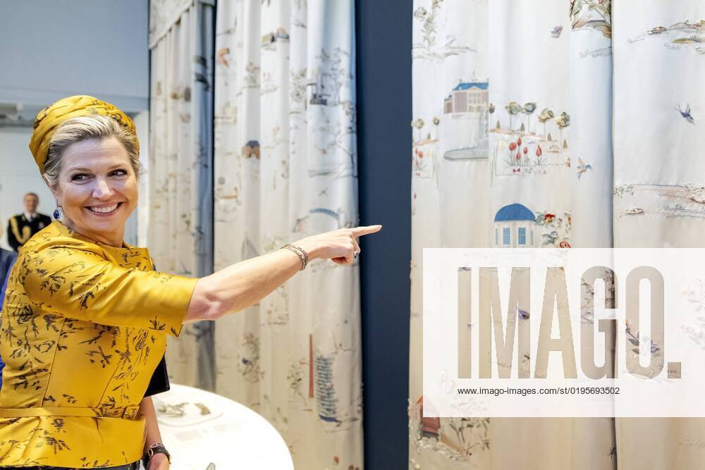 TILBURG Queen Maxima looks at the new curtains that are to be hung in the Chinese Hall of Paleis Huis ten Bosch during the opening of the exhibition Royal embroidery, stories and craftsmanship in the Tilburg Textile Museum ANP ROBIN VAN LONKHUIJSEN netherlands out belgium out