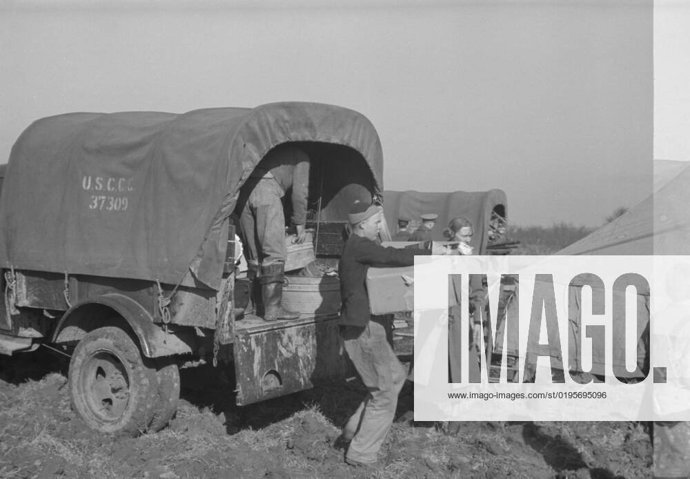 Unloading the household goods of a family who is being moved into..., Forrest City, Arkansas, 1937. Creator: Walker Evans.