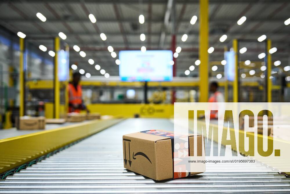 ROZENBURG Crowds on the work floor of the Amazon delivery station ANP PHIL NIJHUIS netherlands out belgium out