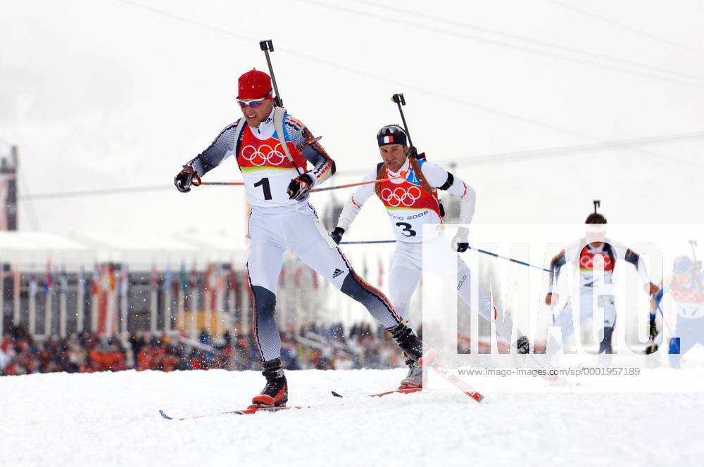 Michael Greis (Deutschland, li.) vor Raphael Poiree (Frankreich) Biathlon OS Winter Herren Olympische Spiele Turin 2006, Winterspiele, 15km, 15 km, Massenstart Gruppe Cesana San Sicario Dynamik,