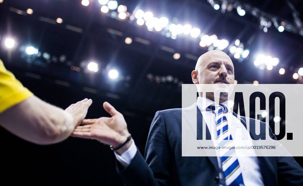 Berlin, Deutschland, 15.04.2015: Basketball BEKO BBL Bundesliga Saison 2014 2015 - ALBA Berlin - Phoenix Hagen. Trainer Sasa Obradovic (Alba)