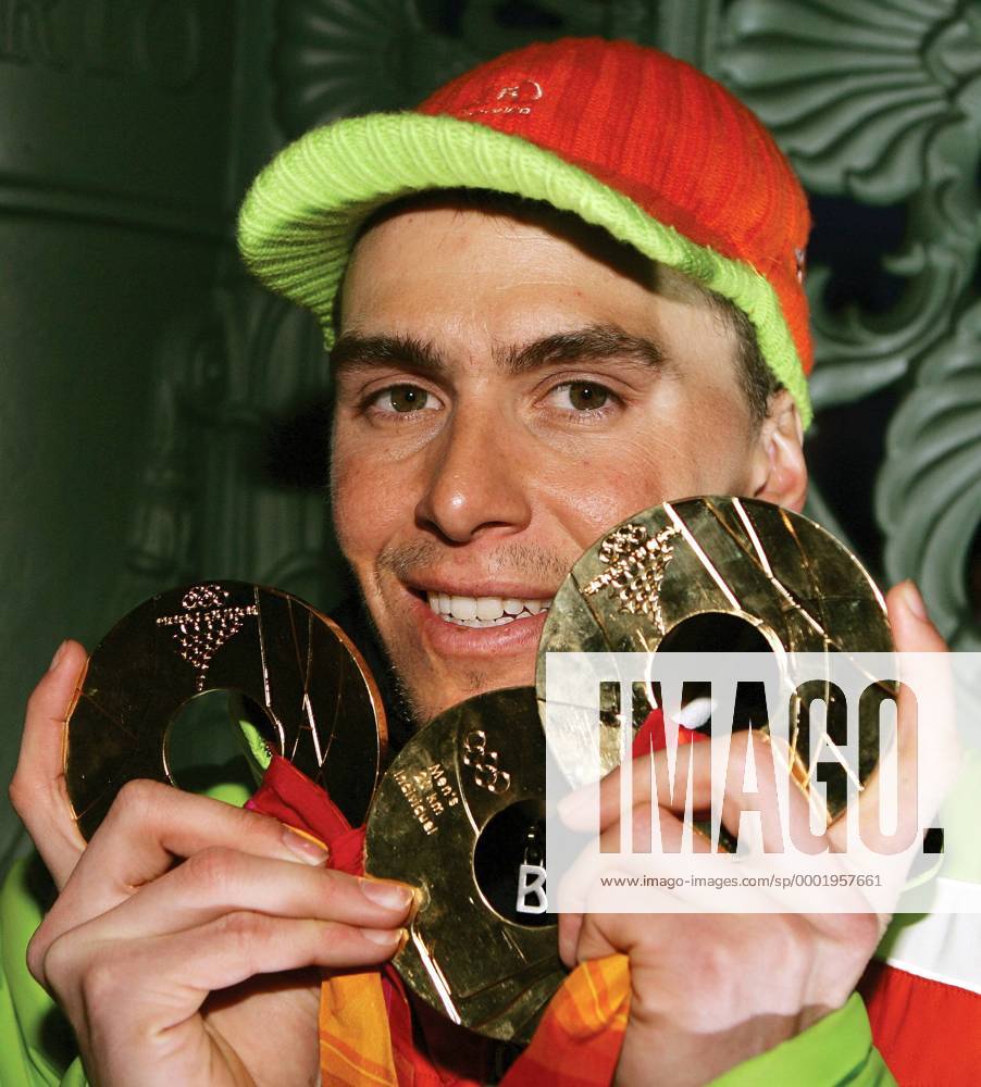 Michael Greis (Deutschland) - Das Goldkind der Olympischen Winterspiele 2006 präsentiert stolz seine Goldmedaillen für den 15km Massenstart, den 4x7,5km Staffellauf und die 20km Biathlon OS Winter Herren Olympische Spiele Turin 2006, Winterspiele Porträt Medals Plaza Turin