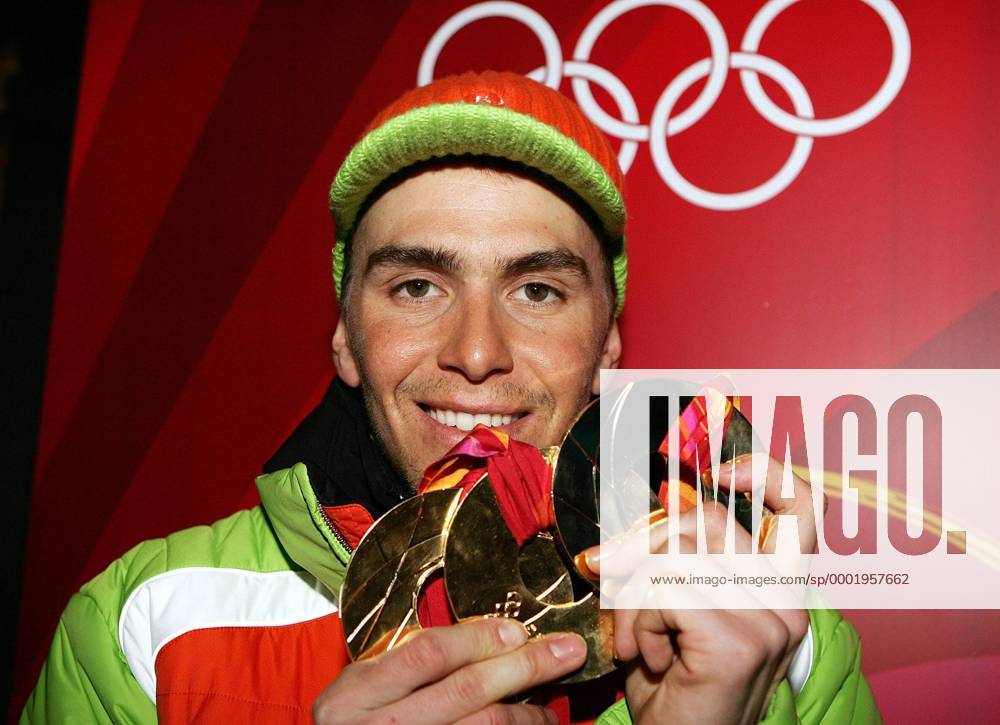 Michael Greis (Deutschland) - Das Goldkind der Olympischen Winterspiele 2006 präsentiert stolz seine Goldmedaillen für den 15km Massenstart, den 4x7,5km Staffellauf und die 20km Biathlon OS Winter Herren Olympische Spiele Turin 2006, Winterspiele Einzelbild Medals Plaza Turin