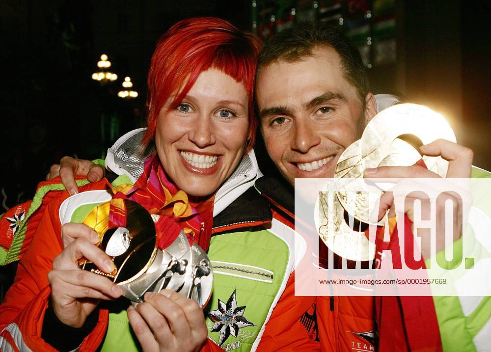 Kati Wilhelm und Michael Greis (beide Deutschland) präsentieren stolz ihre Medaillen von den Olympischen Winterspielen 2006 Biathlon OS Winter Olympische Spiele Turin 2006, Winterspiele Gruppe Medals Plaza Turin
