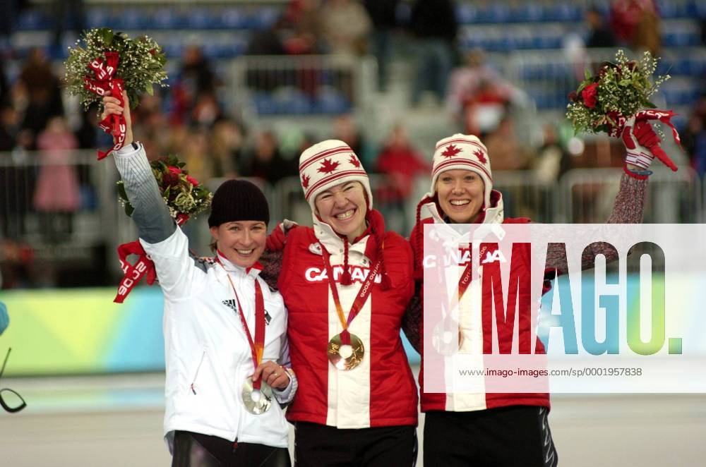 Clara Hughes (Mitte), Cindy Klassen (re, beide Kanada) und Claudia Pechstein (Deutschland) - Siegerehrung Eisschnellauf OS Winter Damen Olympische Spiele Turin 2006, Winterspiele, 5000m, 5000 m, Meter Gruppe Turin