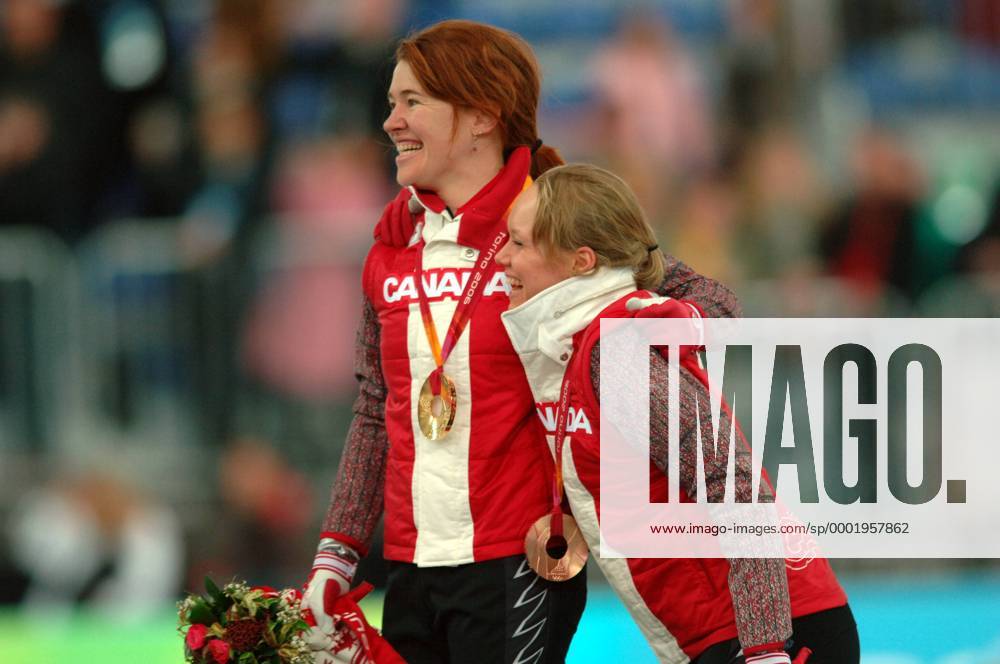 Olympiasiegerin Clara Hughes (li.) und die Drittplazierte Cindy Klassen (beide Kanada) - Siegerehrung Eisschnellauf OS Winter Damen Olympische Spiele Turin 2006, Winterspiele, 5000m, 5000 m, Meter Gruppe Turin
