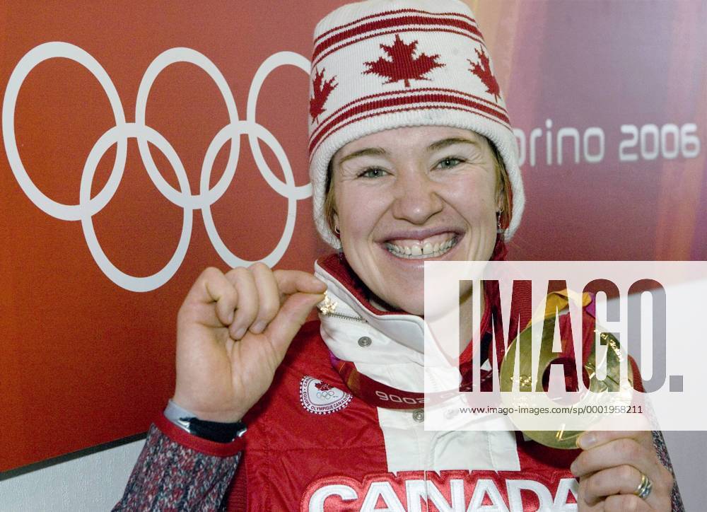 Clara Hughes (Kanada) präsentiert stolz ihre Goldmedaille und einen kleinen Anhänger in Ahornblattform - (oly2006022512) Eisschnellauf OS Winter Damen Olympische Spiele Turin 2006, Winterspiele, 5000m, 5000 m, Meter Porträt Turin