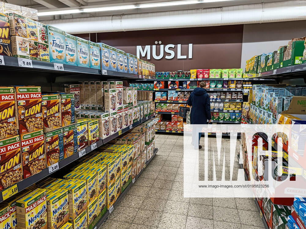 Düsseldorf 02 12 2022 supermarket discounter branch shelf food supermarket shelf inflation citizen money cornflakes Nestle muesli Düsseldorf North Rhine Westphalia Germany